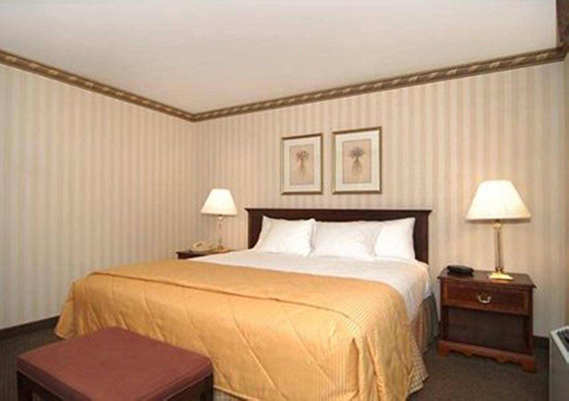 Comfort Inn & Suites Near Burke Mountain Сейнт Джонсбъри Екстериор снимка