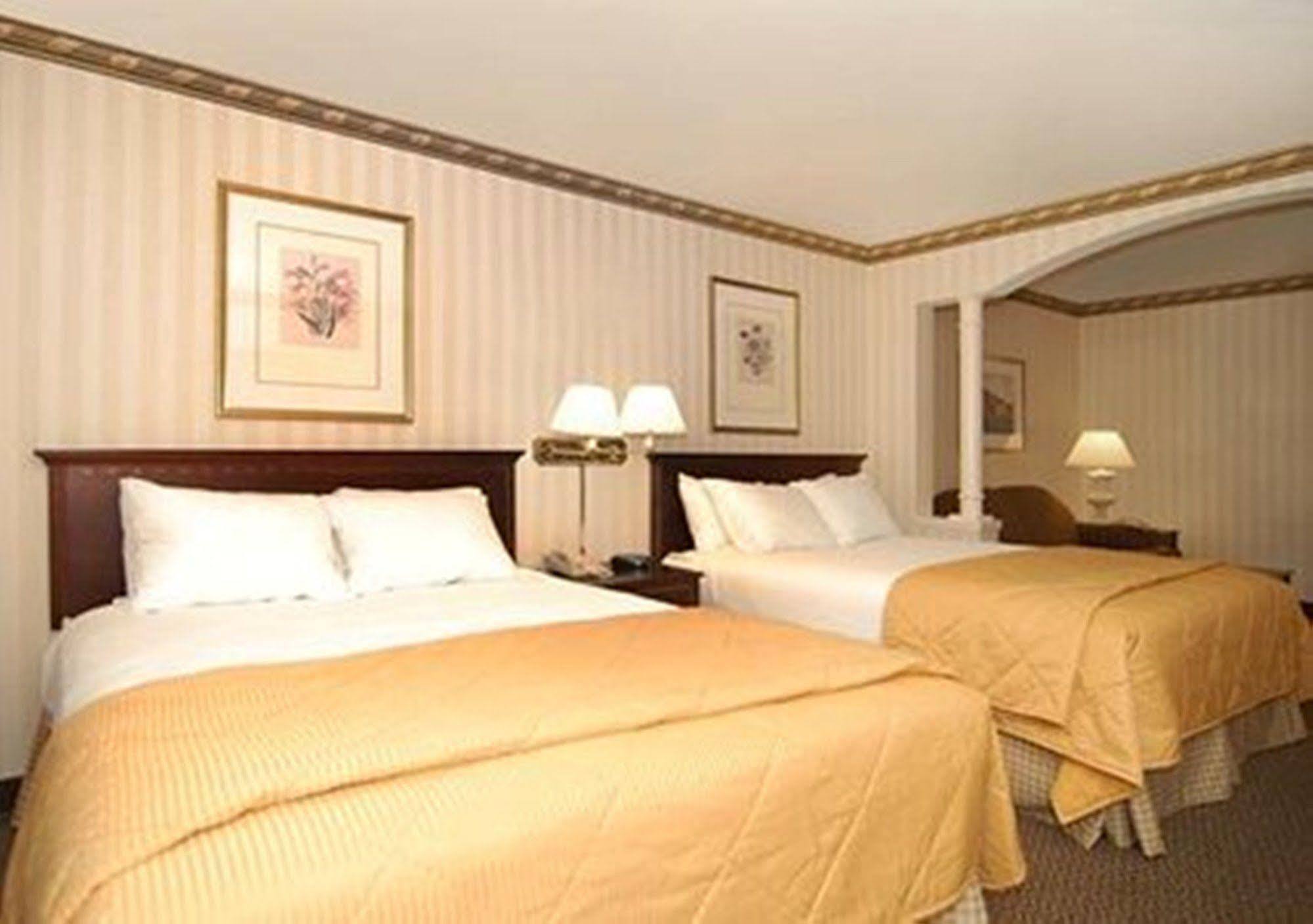 Comfort Inn & Suites Near Burke Mountain Сейнт Джонсбъри Стая снимка