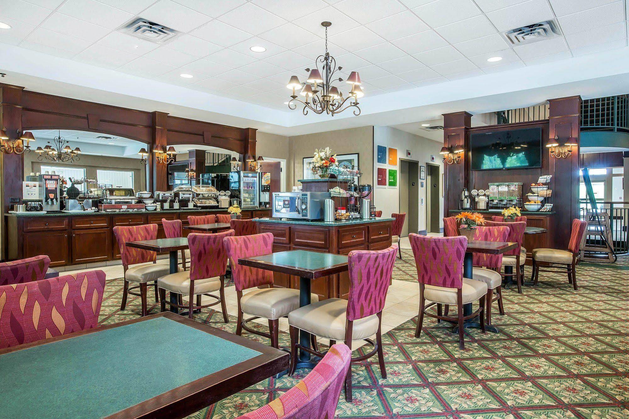 Comfort Inn & Suites Near Burke Mountain Сейнт Джонсбъри Екстериор снимка